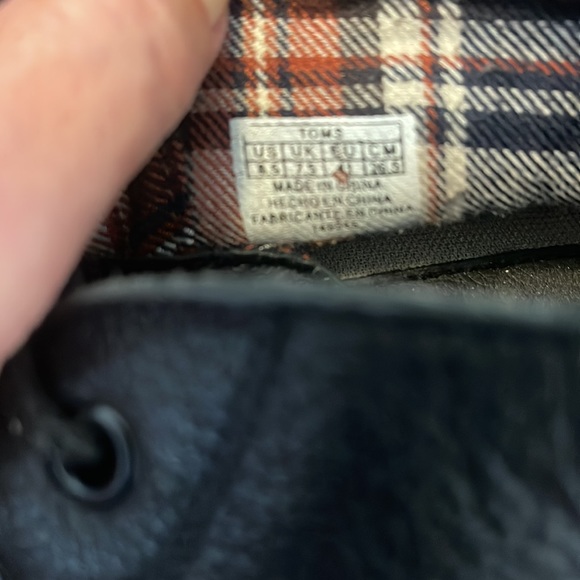 TOMS Authentic black color Leather size 8.5” Mens Shoes - Picture 8 of 16